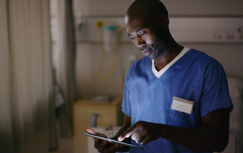 Foto de médico utilizando una tableta digital para ver un gráfico médico