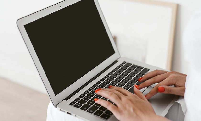Cautiva a los clientes a través de la conversación: Cómo las plataformas de comunicación como servicio (CPaaS) crean una verdadera experiencia de cliente omnicanal Woman Working With Laptop On Knees