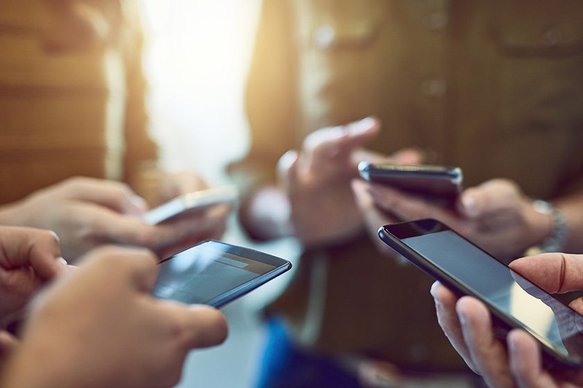 Personas utilizando smartphones para enviarse mensajes de texto
